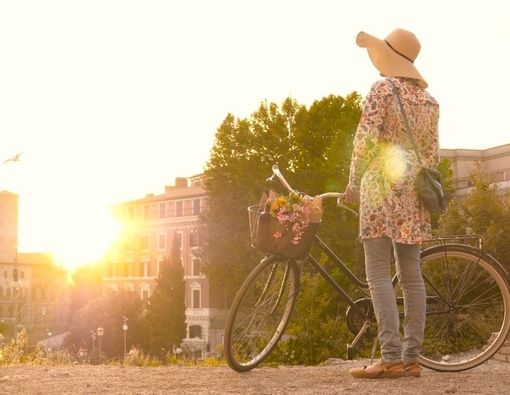 Naik Sepeda Saat Hamil Amankah? Ini Kata Dokter