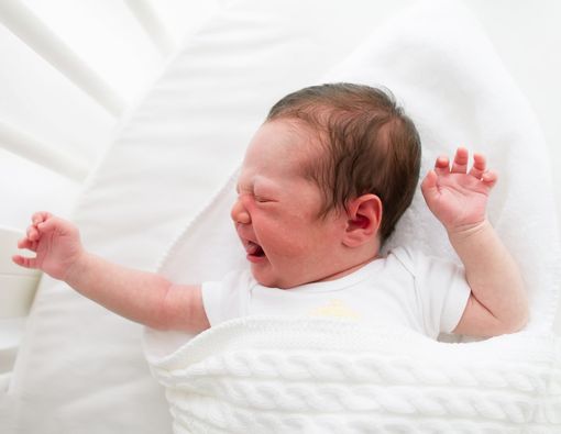 Kenali Beda Bayi Menangis Akibat Kolik dan Tangisan Biasa