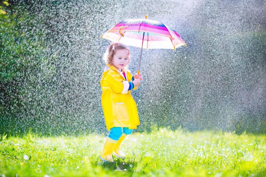 Kiat Memilih Jas Hujan untuk Si Kecil