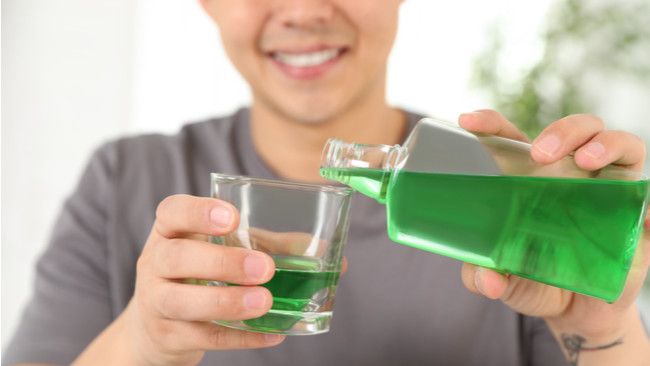 Kumur Pakai Mouthwash Bikin Mulut Kering Saat Puasa?