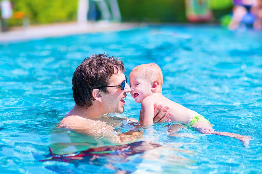 5 Tips Aman Berenang Bersama Anak