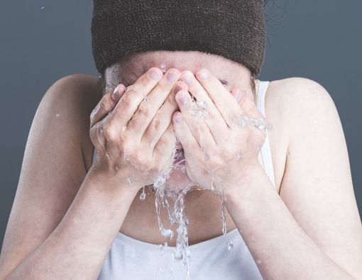 Cuci Wajah Pakai Air Garam, Efektif Hilangkan Jerawat?