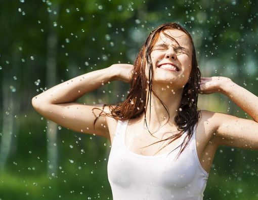 Benarkah Kehujanan Rentan Bikin Pusing?