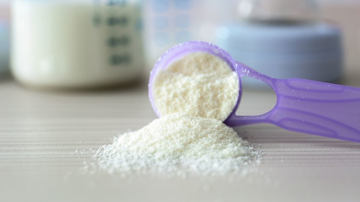 Bolehkah Mencampur Dua Merek Susu Formula untuk Si Kecil?