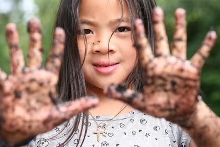 Menjaga Kesehatan Anak yang Suka Bermain Tanah