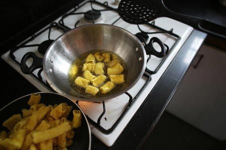 Anda Punya Sakit Maag? Jangan Makan Gorengan dari Sekarang!