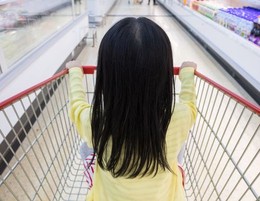 Mengapa Troli Belanja Bahaya untuk Diduduki Balita?