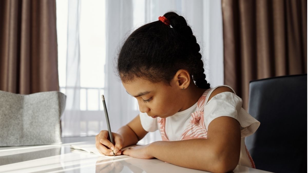 Terlalu Banyak PR Sekolah Ganggu Kesehatan Mental Anak, Benarkah?