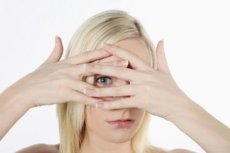 Apakah Infeksi Mata Bisa Menular Lewat Tatapan?