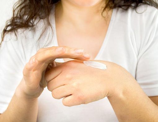 Perlukah Pakai SPF Lotion saat Musim Hujan?