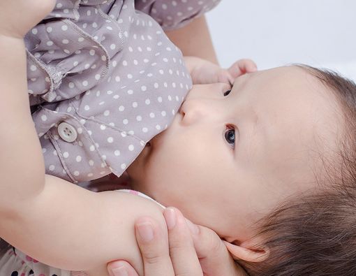 Tetap Nyaman Menyusui saat Bayi Sedang Tumbuh Gigi