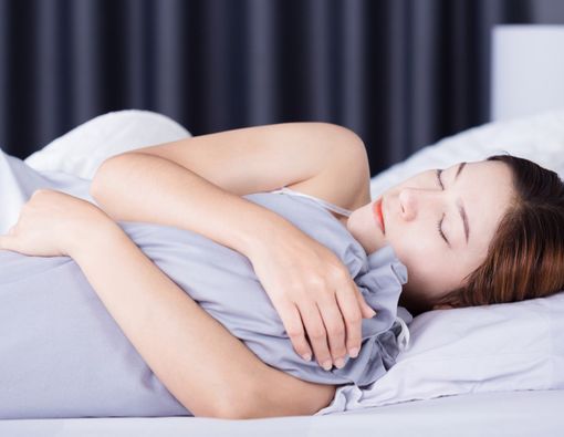7 Manfaat Tidur Pakai Guling untuk Kesehatan yang Jarang Diketahui