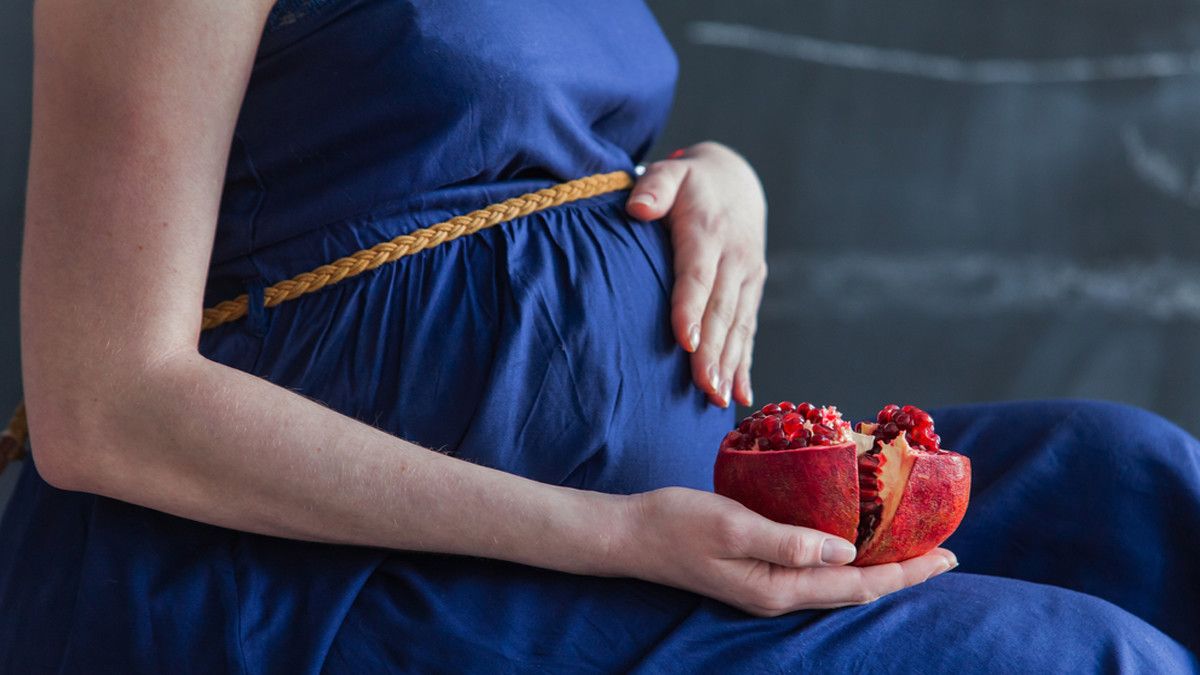 Wajib Dicoba, Buah Delima Bermanfaat buat Ibu Hamil dan Promil, Lho!