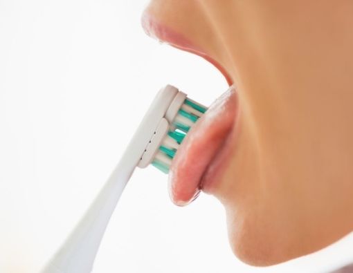 Menyikat Lidah dengan Sikat Gigi, Benarkah Berbahaya?