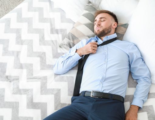 Hindari Tidur dengan Baju yang Sudah Seharian Dipakai