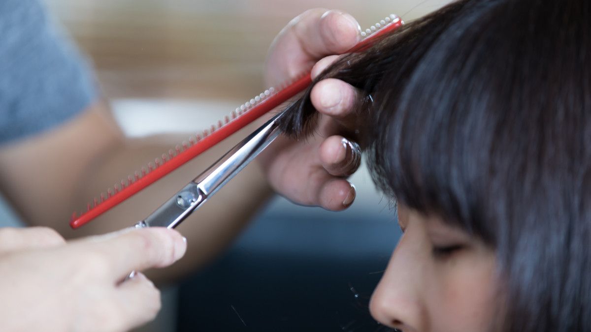 Dahi Jadi Jerawatan Akibat Rambut Berponi? Ini Cara Mengatasinya!