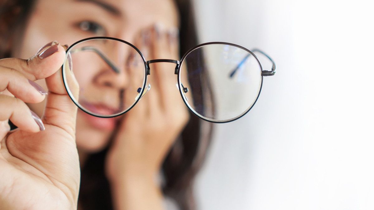 8 Ciri Kacamata Tidak Cocok dan Harus Segera Diganti