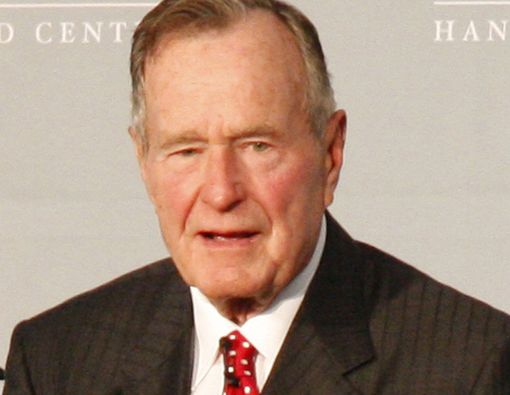 George H. W. Bush Masuk Rumah Sakit Usai Pemakaman Istri