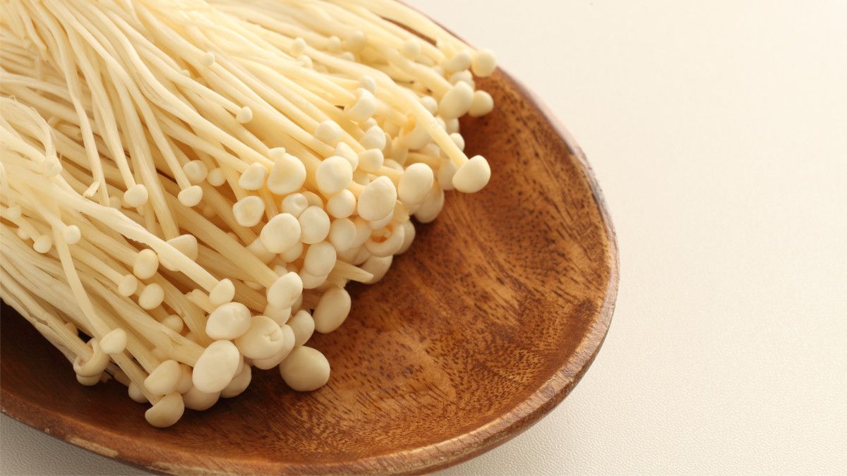 Hati-Hati Saat Mau Makan Jamur Enoki, Ini Cara Membersihkannya!