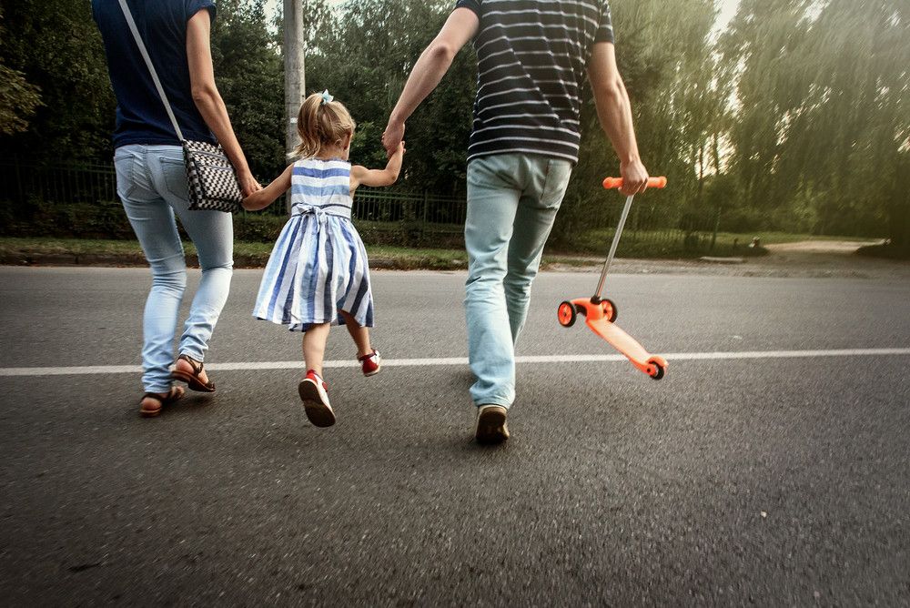 Tips Seru Ajak Anak Jalan Kaki di Car Free Day (Bogdan Sonjachnyj/Shutterstock)