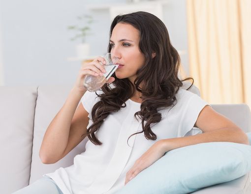 5 Manfaat Sehat Rutin Minum Air Putih Hangat