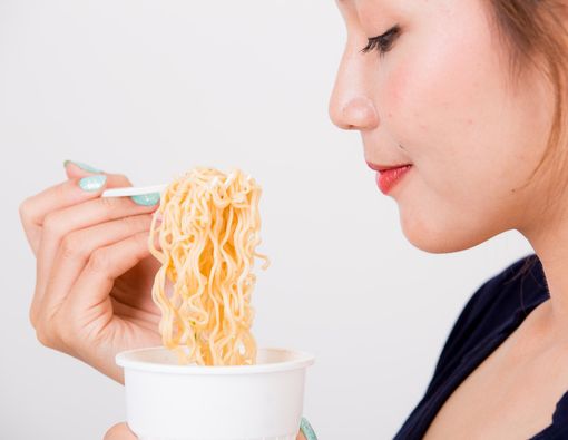 Ibu Hamil Hobi Makan Mi Instan, Apa Bahayanya?