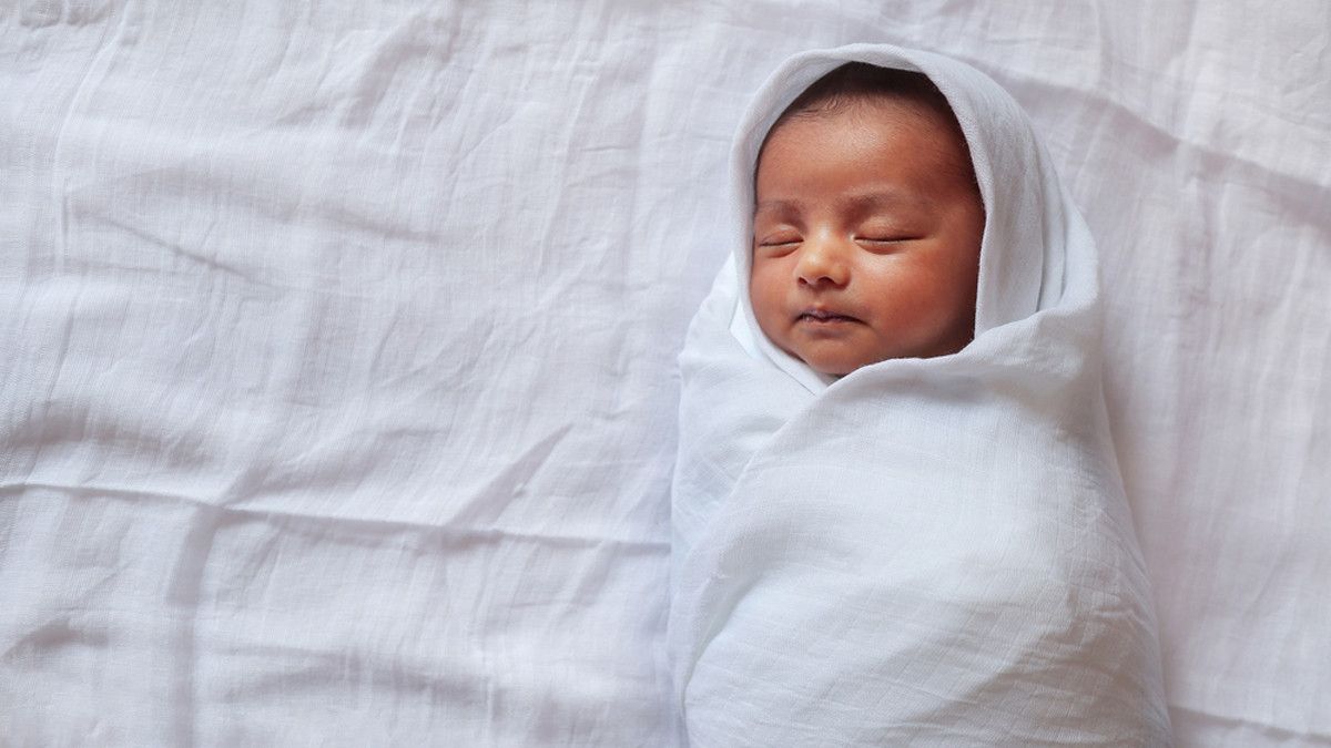 Jangan Sembarangan, Ini Cara Bedong Bayi Sesuai Anjuran Medis