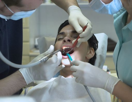 Ini Dia Penyebab Gigi Mudah Lepas