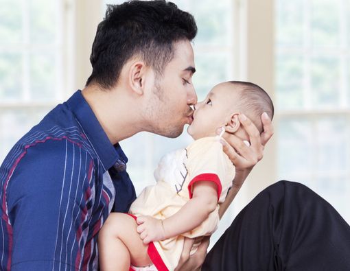 10 Bahaya Sembarangan Mencium Bibir Bayi