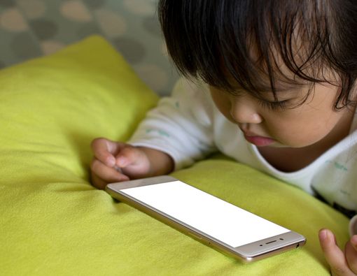 Hati-hati, Penggunaan Gawai Bisa Bikin Anak Terlambat Bicara