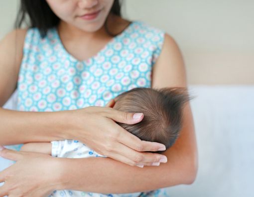 Menyusui Sebabkan Payudara Besar Sebelah?