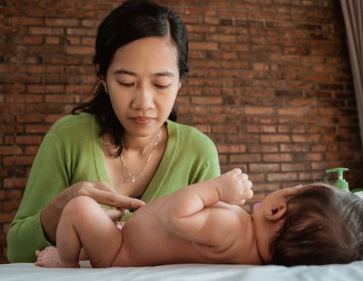Tali Pusat Bayi Baru Lahir Berdarah, Normalkah?