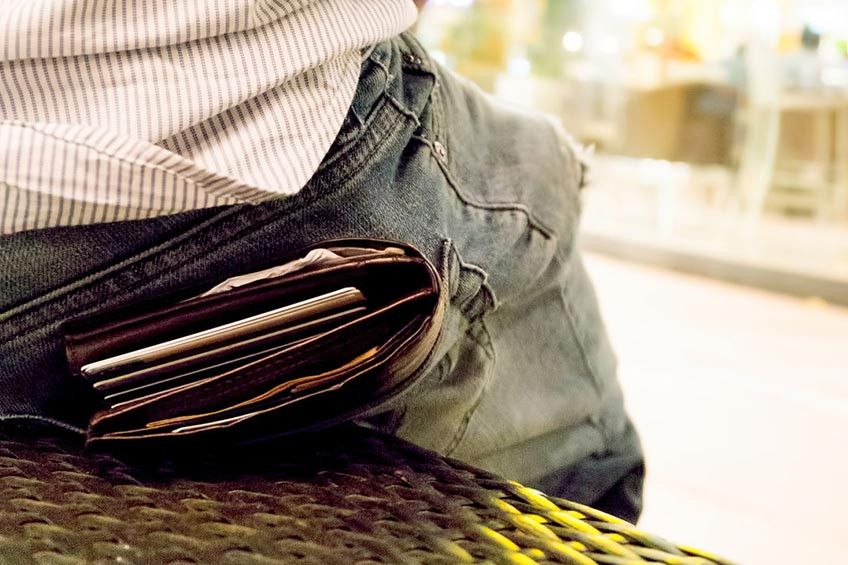 Awas! Ada Bahaya di Balik Menduduki Dompet di Kantong Belakang