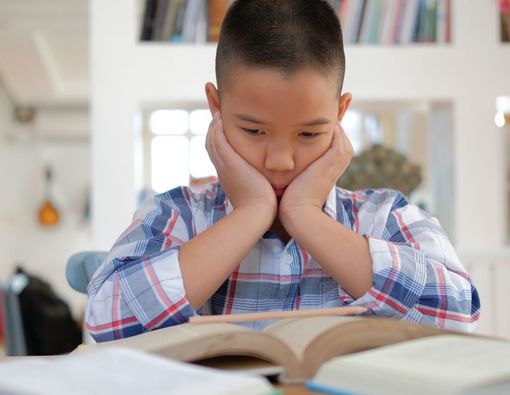 Cara Mengatasi Anak yang Selalu Merasa Rendah Diri