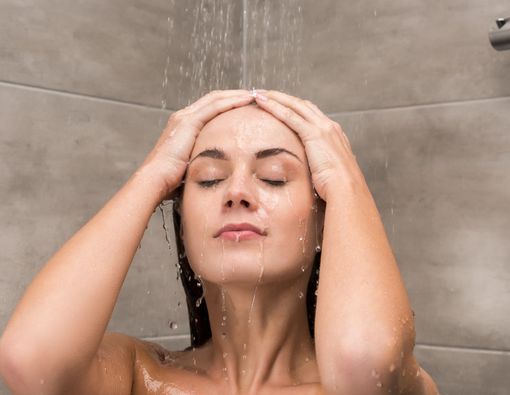 Sering Mandi Malam Rentan Picu Serangan Jantung?