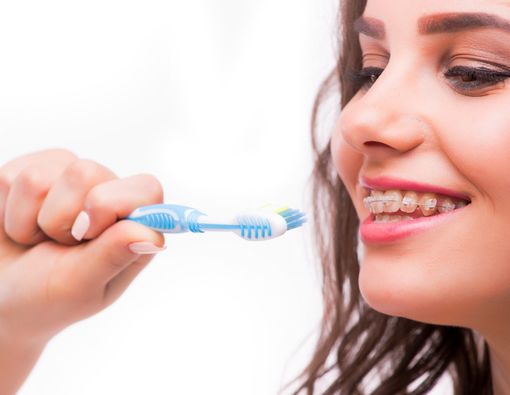 Mengenal Perbedaan Sikat Gigi Biasa dan Khusus Behel