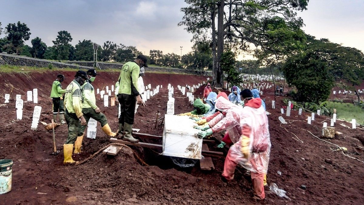 Kisah Petugas Pemakaman COVID: Bekerja Tanpa Batas Waktu