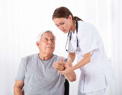 Apa Bedanya Lumpuh Akibat Stroke dan Parkinsonisme Vaskular?