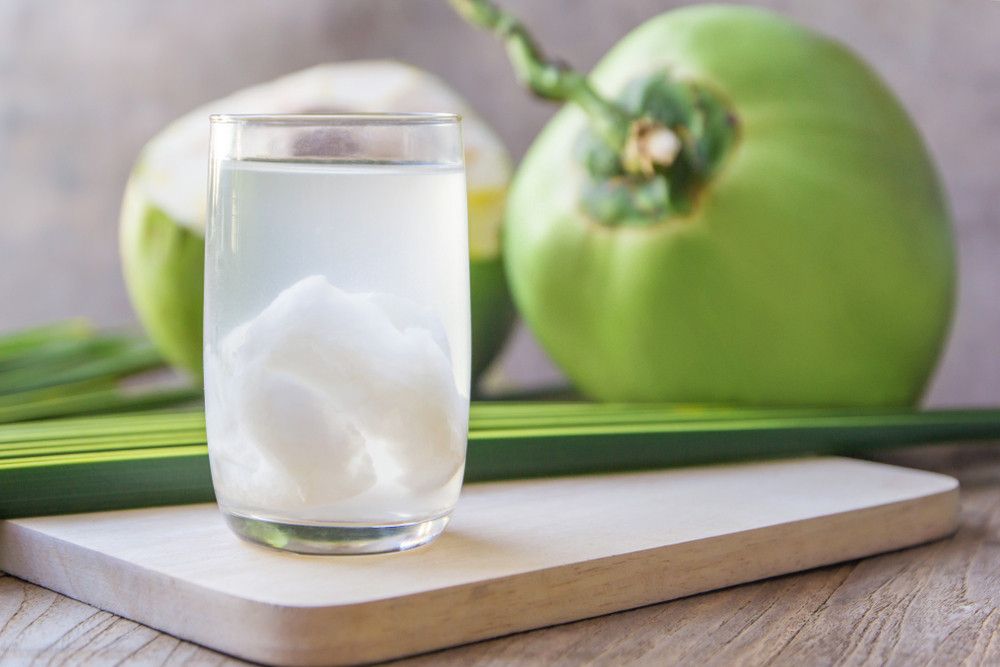 Efektifkah Minum Air Kelapa untuk Mengatasi Demam Berdarah? (NUM-LPPHOTO/Shutterstock)