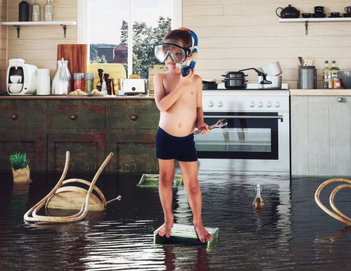 Waspada, Ini Bahaya Anak Berenang di Air Banjir