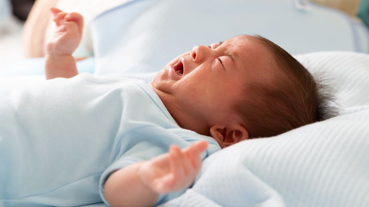 Kenali Tanda-Tanda Bayi Overstimulasi dan Cara Mengatasinya