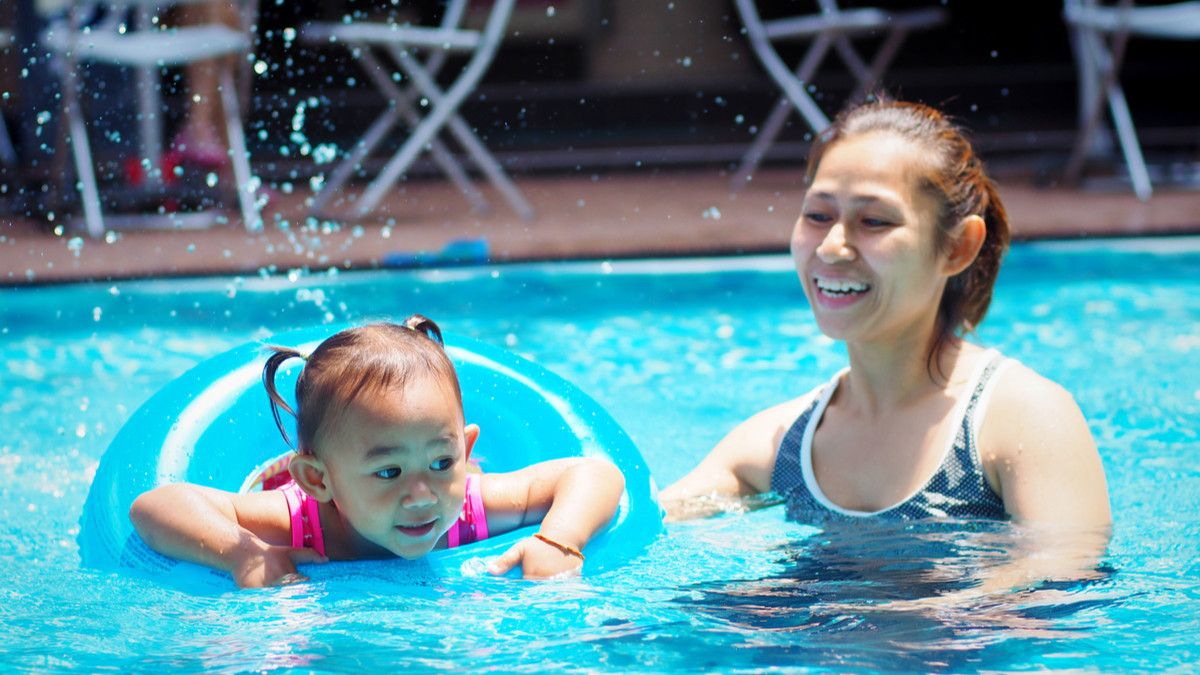 Cara Tepat Mengajari Anak Berenang