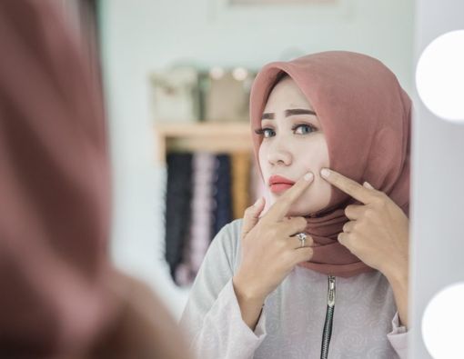 Kesalahan Memakai Hijab yang Jadi Penyebab Jerawat