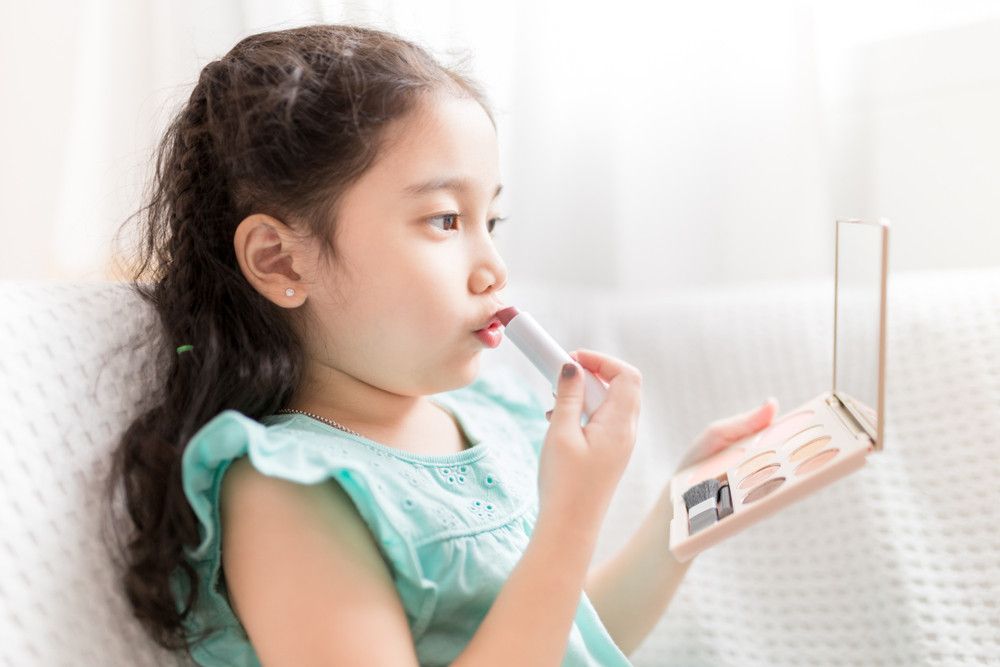 Dampak Pakai Makeup Sejak Kecil bagi Kulit Anak