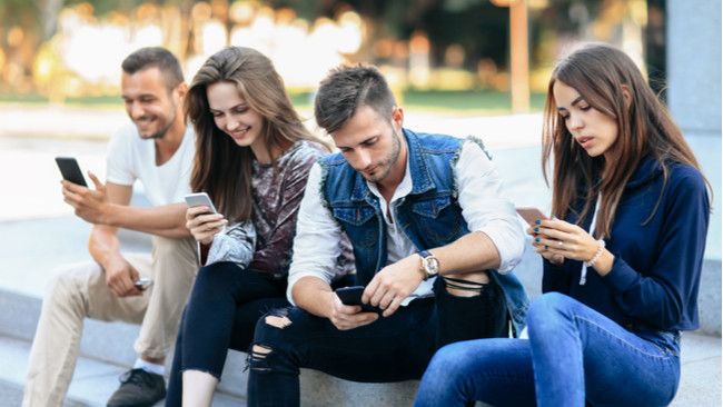 Benarkah Generasi Z adalah Generasi Kesepian? (Viktor Gladkov/Shutterstock)