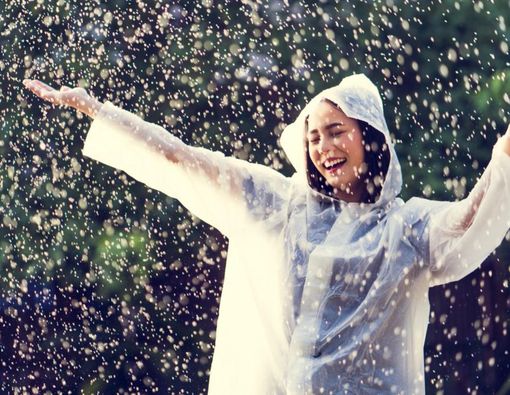 Setelah Kehujanan, Perlu Mandi Air Hangat atau Dingin?