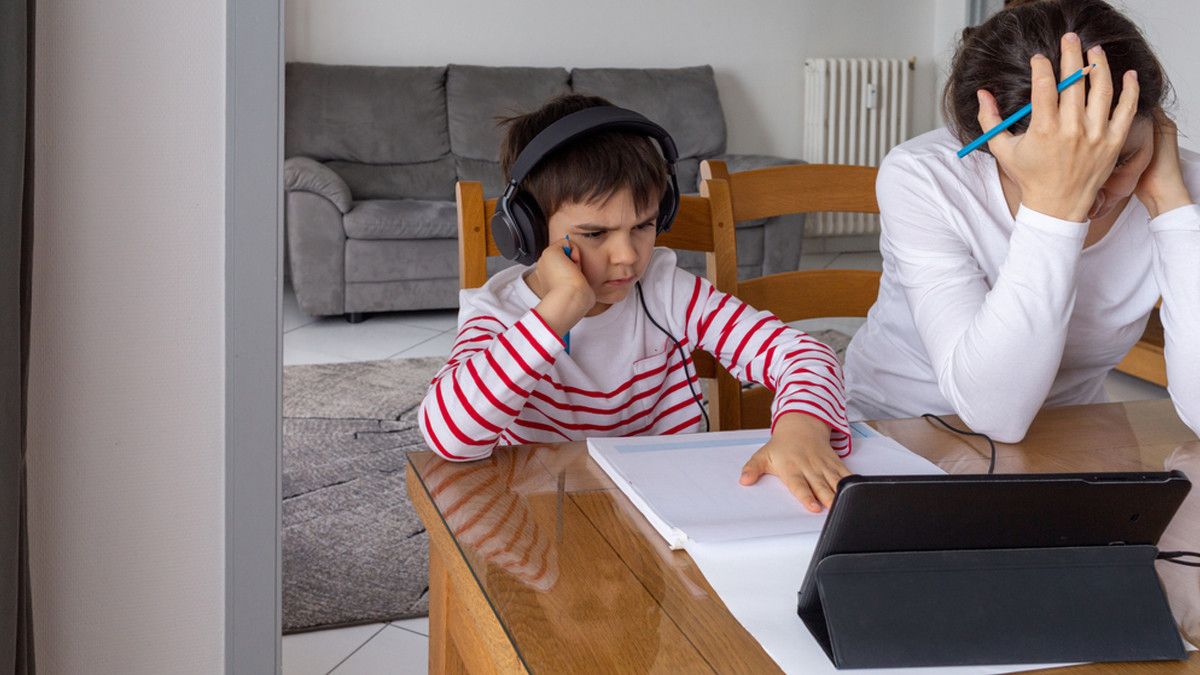 Stres Saat Temani Anak Sekolah Online, Apa Wajar?