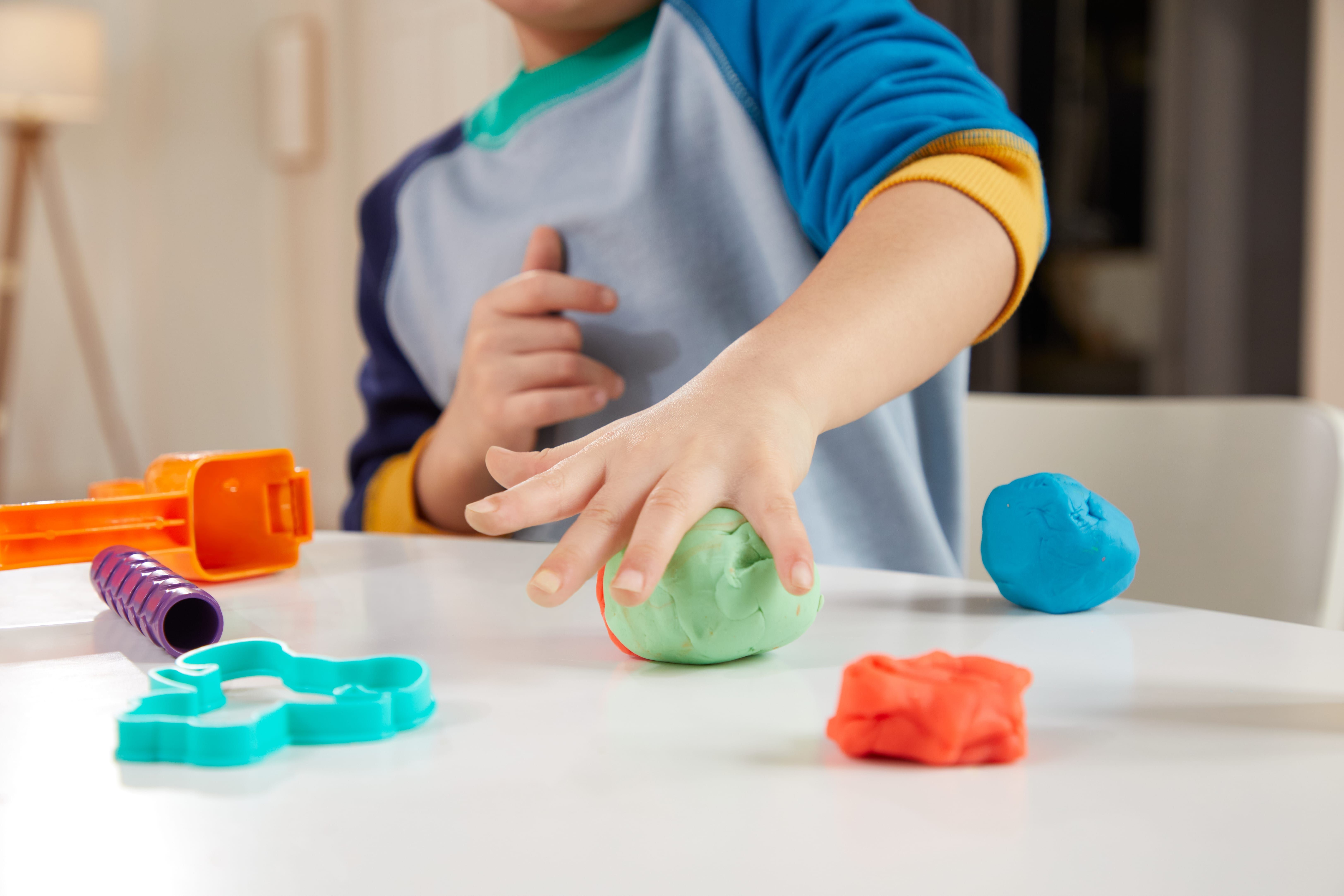 5 Cara Seru Bermain Masak-Masakan dengan Lilin Play-Doh untuk Melatih Motorik Halus Anak 