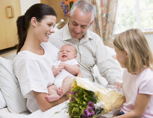 Jangan Lakukan Ini Saat Menjenguk Bayi Baru Lahir