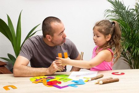 Asah Kreativitas Si Kecil dengan 8 Permainan Ini